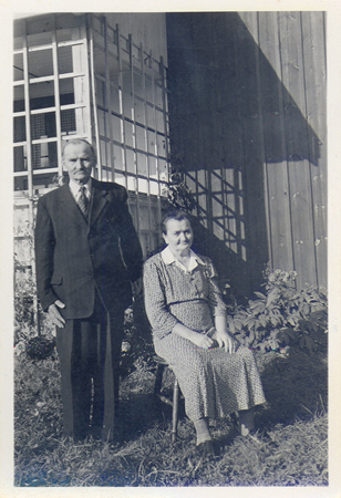 Mor Elin och fadern Karl vid Östra Skogstorp nr 3 