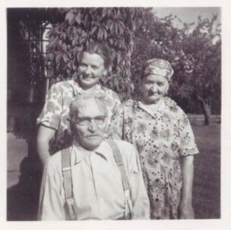 Mor Elin och fadern Karl med Siri, något år före 1961.