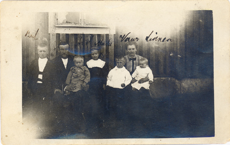 1916 vid nr 3 i söndagskläder: Karl, Far, Axel, Märta, Verner, Mor, Linnea 