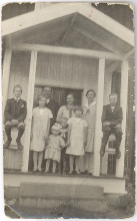 Trappbild cirka 1927-28. Axel, Linnea, Far bakom, Siri, Georg skymd, Mor bakom, Ruth, Märta och Verner.