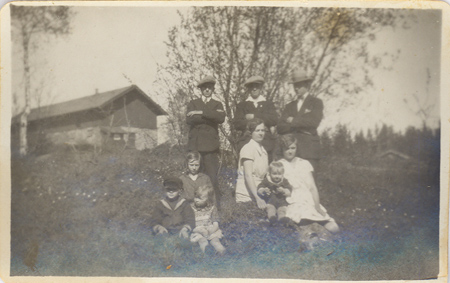 1931. Stående: Axel, Werner, Conrad. Framför: Märta med sonen Stig och Linnea. Till vänster: George, Ruth och Siri. 