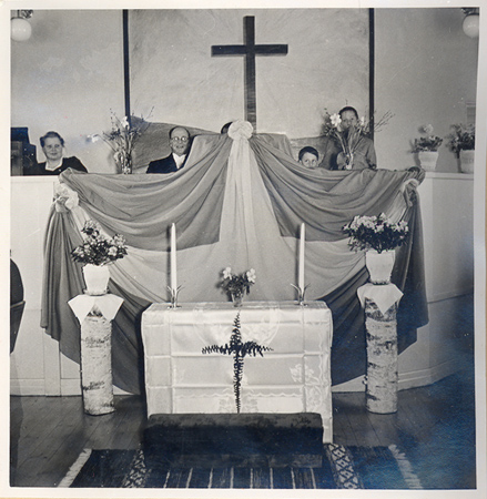 1953 Georgs bröllop i Betania. Från vänster: Maj Sandell som sjöng solo, pastor Albert Eriksson, Lindgrens barn Stig och Ingemar från Lindesberg. 