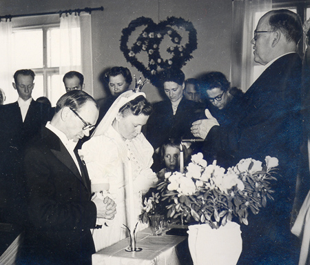 1953 Georgs och Astrids bröllop i Betania. Bakom brudparet: Pontus Sundström (gift med Linnea), Axel, Siri, Ruth och Fru Klesjö, pastorsfru med brudnäbben Ingegerd Lindgren framför. 