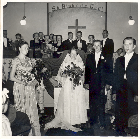 1954 Evert Viberg i Gusselby med sin Stina (Kristina, dotter tll Augusta och Gunnar på Lilla Rävnäs). Sångare från Lindesberg bakom. Till höger Sven Gunnarsson med sin dåvarande flickvän Majken till vänster. 