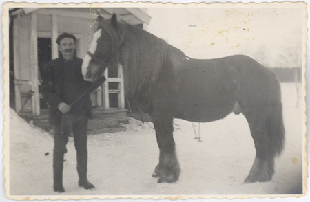 Hästen Bläsen, den sista de hade, med fadern Karl, före flytten 1946. 