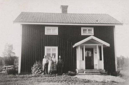 Skogstorp nr 2 före 1946 då dom flyttade Far, Mor, Siri och Verner.