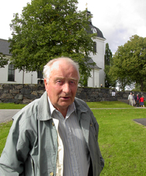 Gunnar Fredriksson vid Ramsbergs kyrka sista augusti 2008
